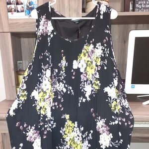 #29 NWT Torrid Floral tunic tank